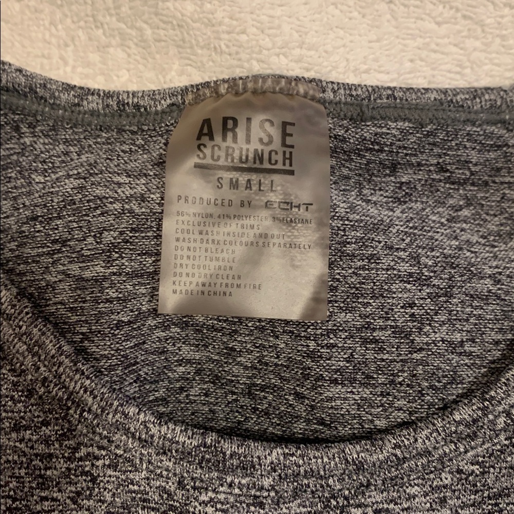 ✨2/$15✨ echt arise scrunch long sleeve workout top! Like new - Picture 2 of 5